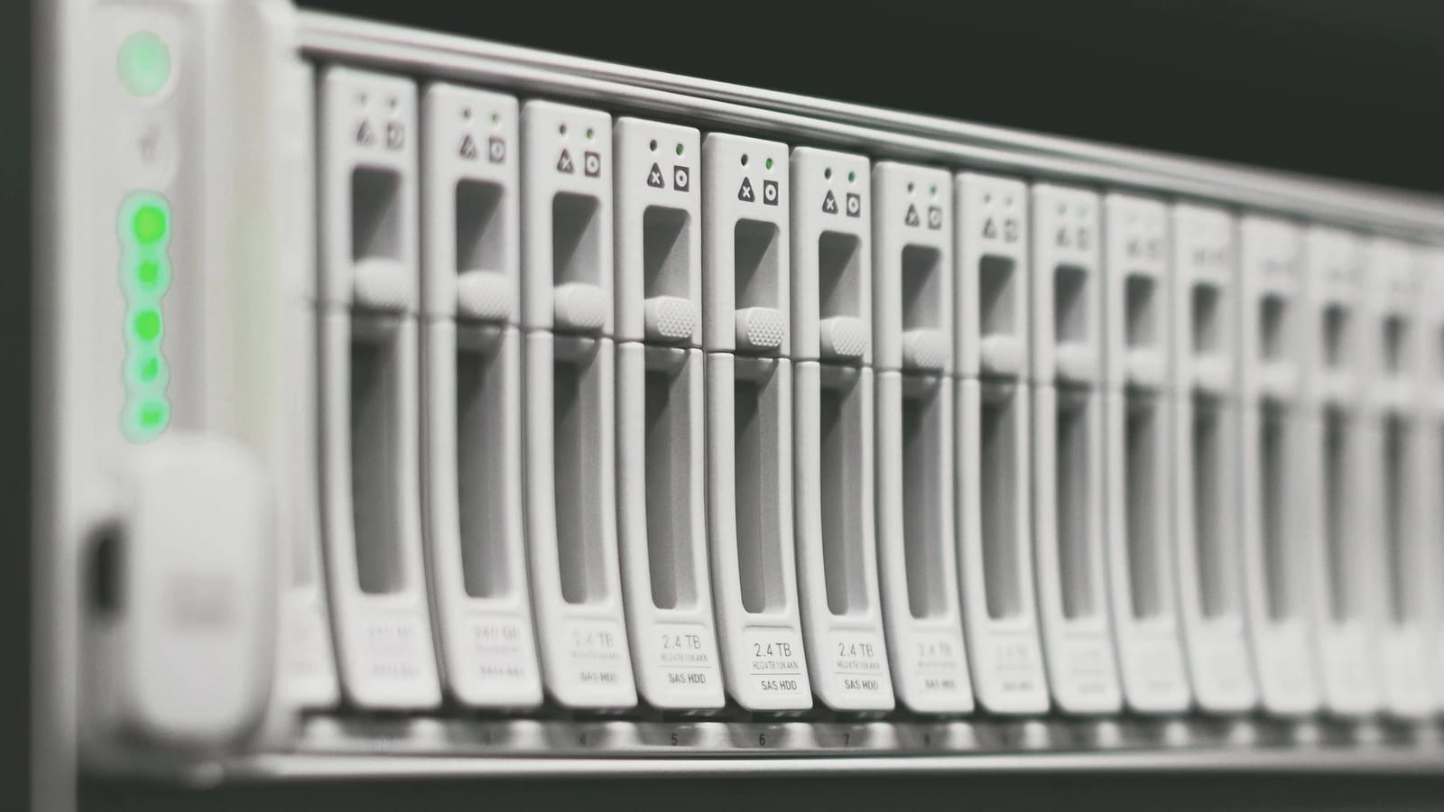 Řada hot-swap disků se zelenými stavovými LED v serveru v racku